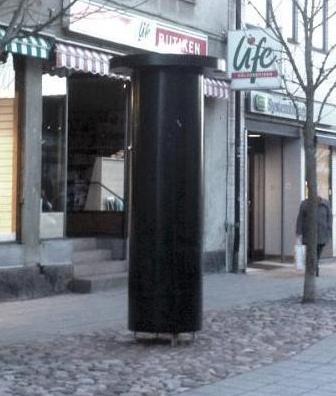 En affischpelare på Södra Storgatan i Eksjö.