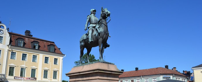 Bild: Ryttarstatyn och stadshotellet i Eksjö. Fotograf: Eksjö kommun