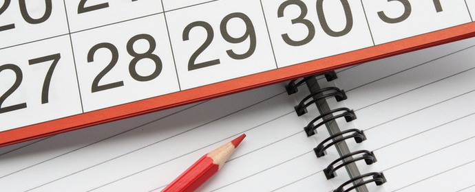 Block med en färgpenna och en kalender.