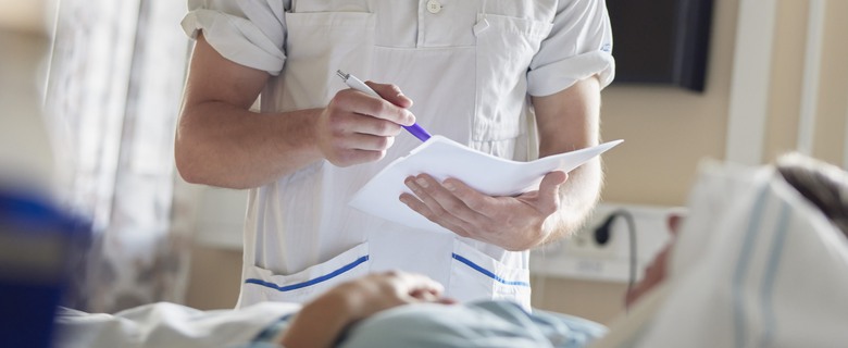 Sjuksköterska som arbetar med patient i rummet.