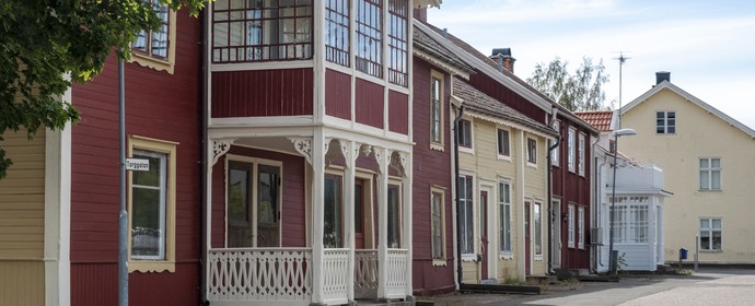 Bild på flera hus på Torggatan i Ingatorp