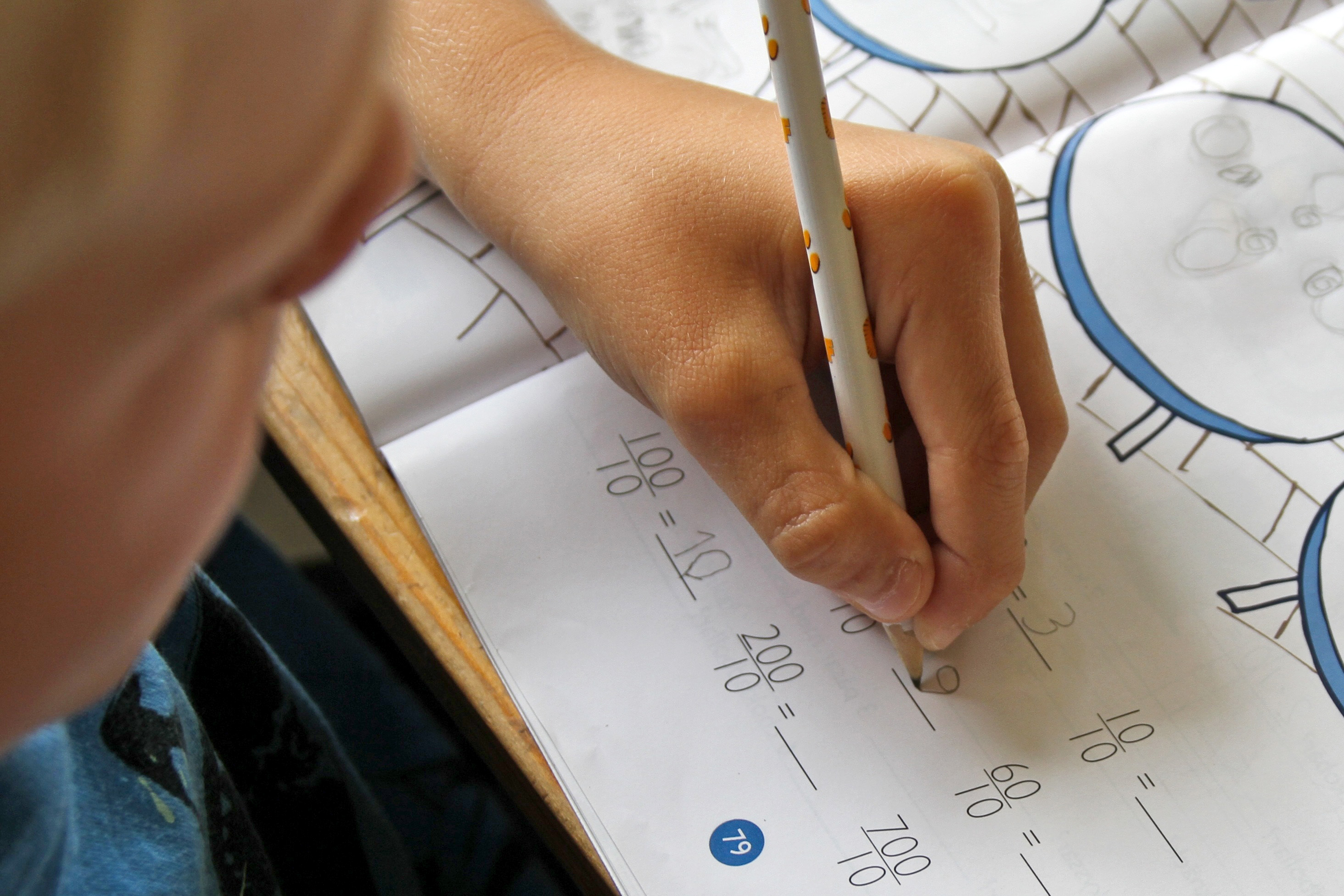 barn jobbar med matematik