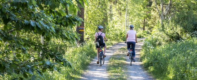 Bild på två kvinnor som cyklar.