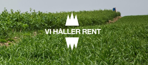 Bild med texten Vi Håller Rent på en en grön gräsmatta.
