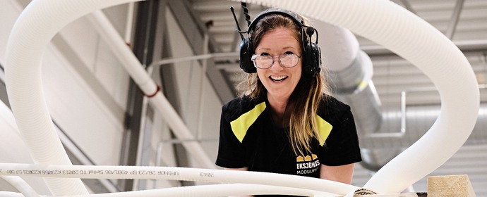 Kvinna som arbetar i en industri