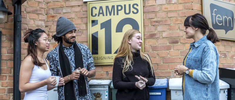 Bild på elever utanför Campus i12