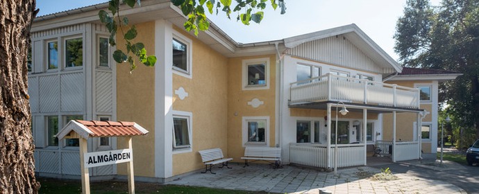 Bild: Almgården, byggnaden utvändigt