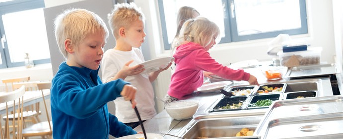 Bild: barn på en förskolan hämtar mat från buffén.